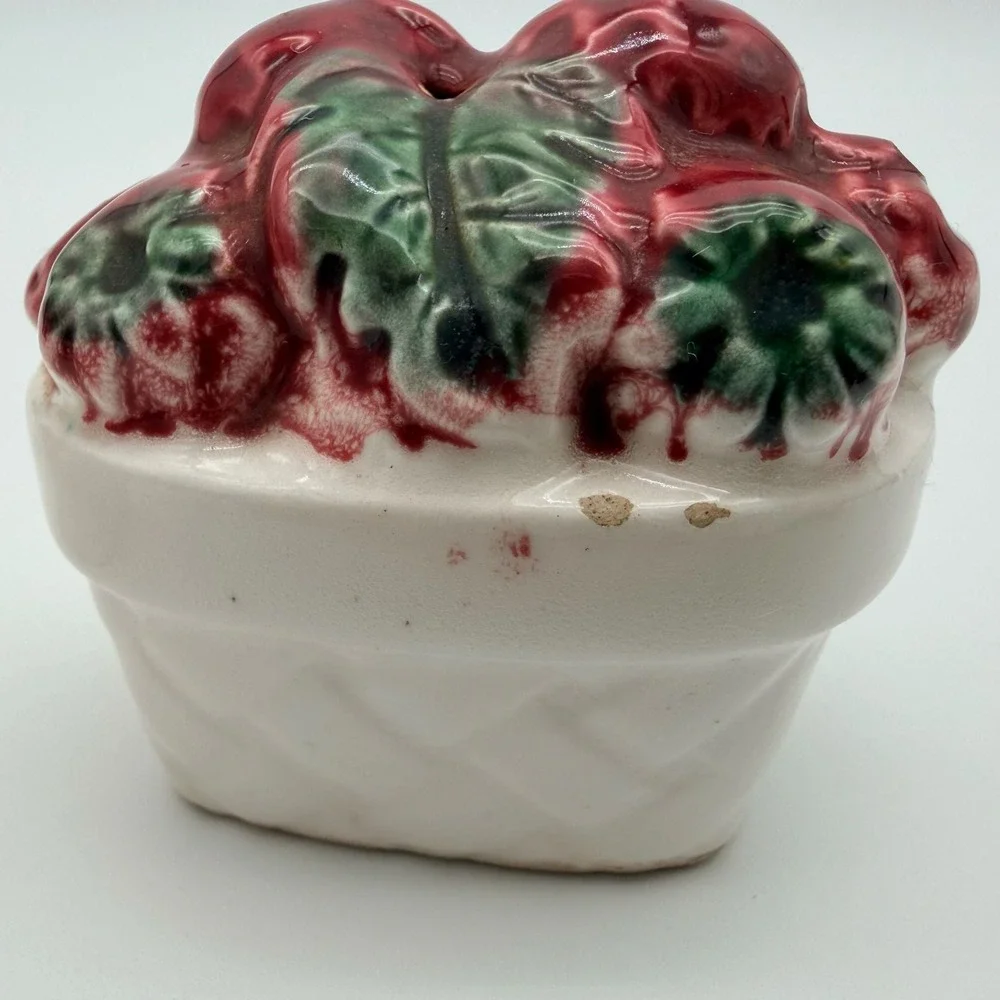 Vintage Japan Ceramic Strawberry Basket Salt and Pepper Shakers‎ Set Red Green